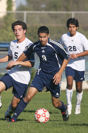Pali forward Steve Diaz (9) splits between two defenders in the Dolphins' 1-0 win at Venice on January 12. Diaz scored twice in last Wednesday's 4-4 draw at University, including the game-tying goal as time expired. Rich Schmitt/Staff Photographer